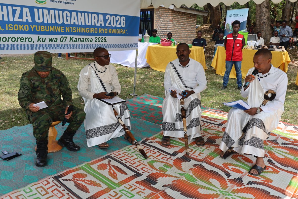 NgororeroDistr's tweet photo. Ubu abaturage bakurikiye ikiganiro mpaka ku nsanganyamatsiko y'umunsi no ku mateka. Ikiganiro kirimo gutangwa n'umuyobozi w'Akarere,  uw'ingabo, Umujyanama mu nama Njyanama y'Akarere n'Umuyobozi w'ishuli. https://t.co/wDs1cxOueI