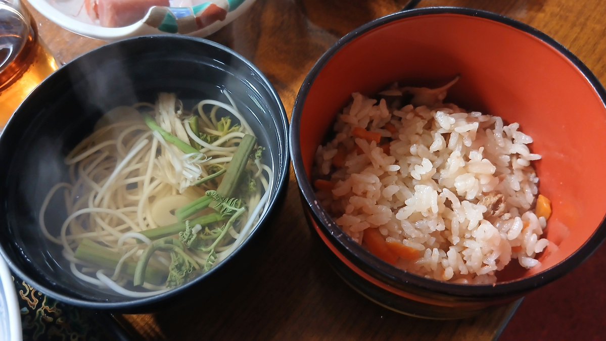 0ff_chan's tweet photo. 今日の晩ごはんは豪華海鮮づくし
旅館飯のレベル超高くてびっくり！
とにかくどれも美味しくてボリュームもあってお腹キツい

これからお風呂入って明日に備えてとっとと寝ますw

#田中旅館 
#トロン温泉 https://t.co/iHtCql6GvG