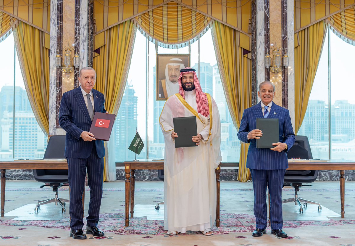 Saudi_Gazette's tweet photo. Saudi Arabia, Türkiye and Pakistan sign Makkah Joint Defense Agreement https://t.co/7S01bn8Tz9 https://t.co/i0wYkznkIS