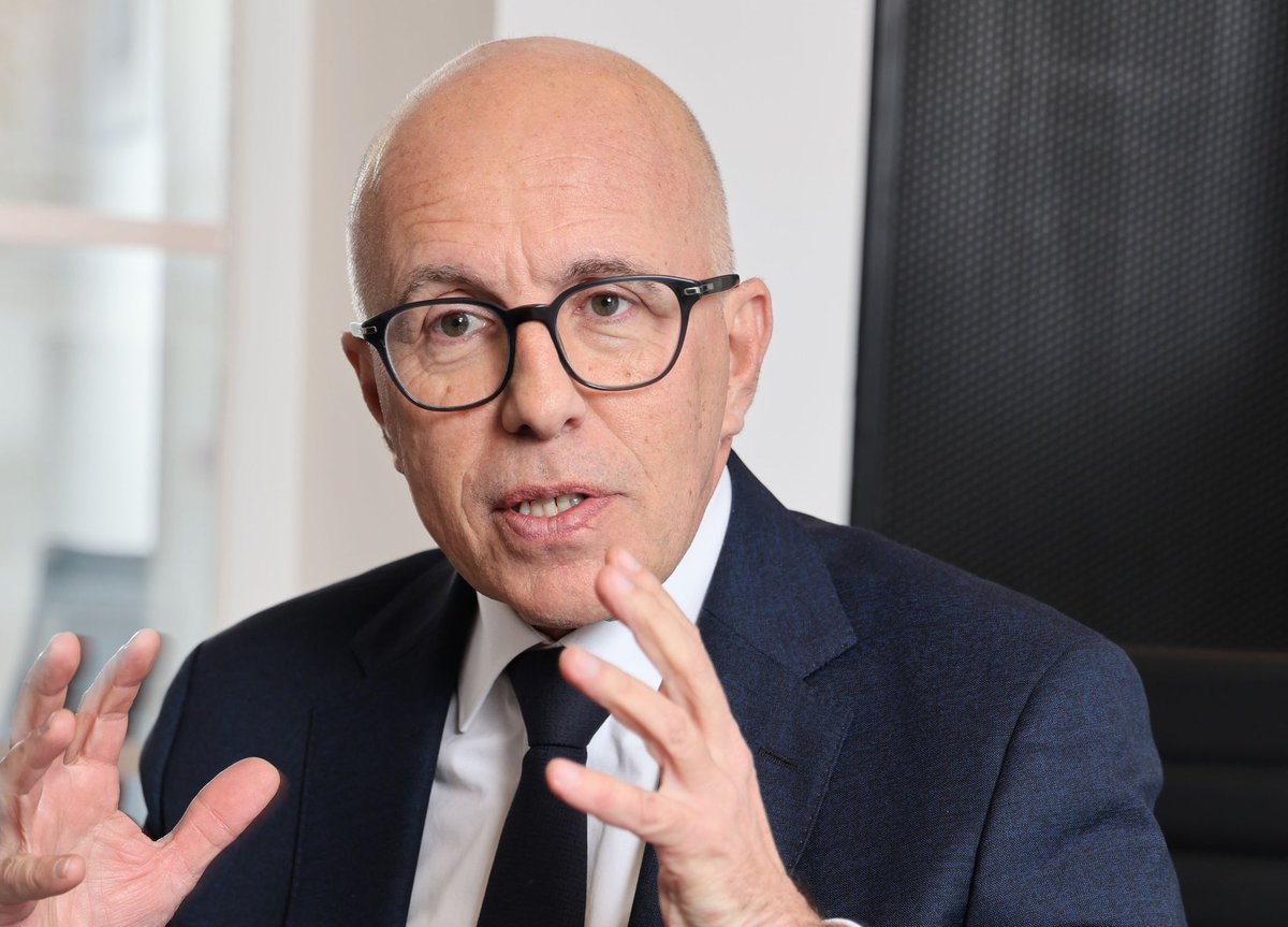 FocusMedia_Fr's tweet photo. 🇫🇷🏛️ FLASH | Nice : Éric Ciotti MET FIN aux fournitures scolaires gratuites

À Nice, la nouvelle municipalité menée par Éric Ciotti met un terme à la distribution gratuite de fournitures scolaires dès cette rentrée, un an seulement après sa mise en place. 

Lancée en 2025 par Christian Estrosi, la mesure avait permis la distribution de 22 000 kits aux élèves des écoles élémentaires, publiques et privées. 

La majorité justifie cette décision par un coût jugé « trop onéreux », tandis que les oppositions dénoncent ce recul.