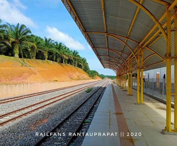 opkasumsel's tweet photo. Syarat membangun Jalur KA Trans Sumatera yang profitable bukan cuma sekedar sambungin jalur KA Palembang ke Medan, tapi juga ke pelabuhan, kebun, tambang, dan kawasan industri.

Stasiun untuk KA penumpang juga harus di lokasi yang strategis, bukan di tengah kebun sawit kayak Stasiun Pondok S5 dan Aek Nabara di Labuanbatu, Sumut.

Cukup kopdes aja yang dibangun di lokasi anomali, stasiun kereta jangan.

Percuma jalur KA terhubung dari Lampung sampai Aceh, kalau tidak terhubung ke pelabuhan dan pusat industri. Percuma juga Jalur KA Trans Sumatera jadi kalau stasiun untuk KA penumpang nya ga bisa dijangkau.