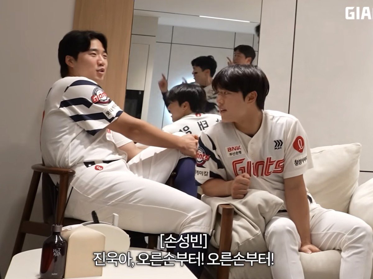 sinamon_bomby07's tweet photo. 와…한태양옆에서ㅈㄴ초미녀컨셉으로꼬시는대 여유로운감자왕자세로쳐다보지도않는거존경한다 이미가진자의여유인가 https://t.co/YT44F4AHm8