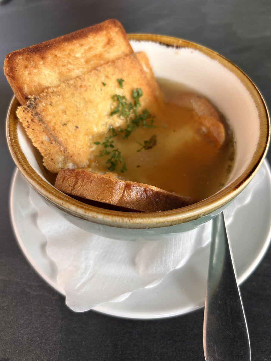 Frans_Strik's tweet photo. Een perfecte combinatie. Zwiebelsuppe met een glas droge🇩🇪#Riesling. #Duitsland. https://t.co/wIzSkkpvFR