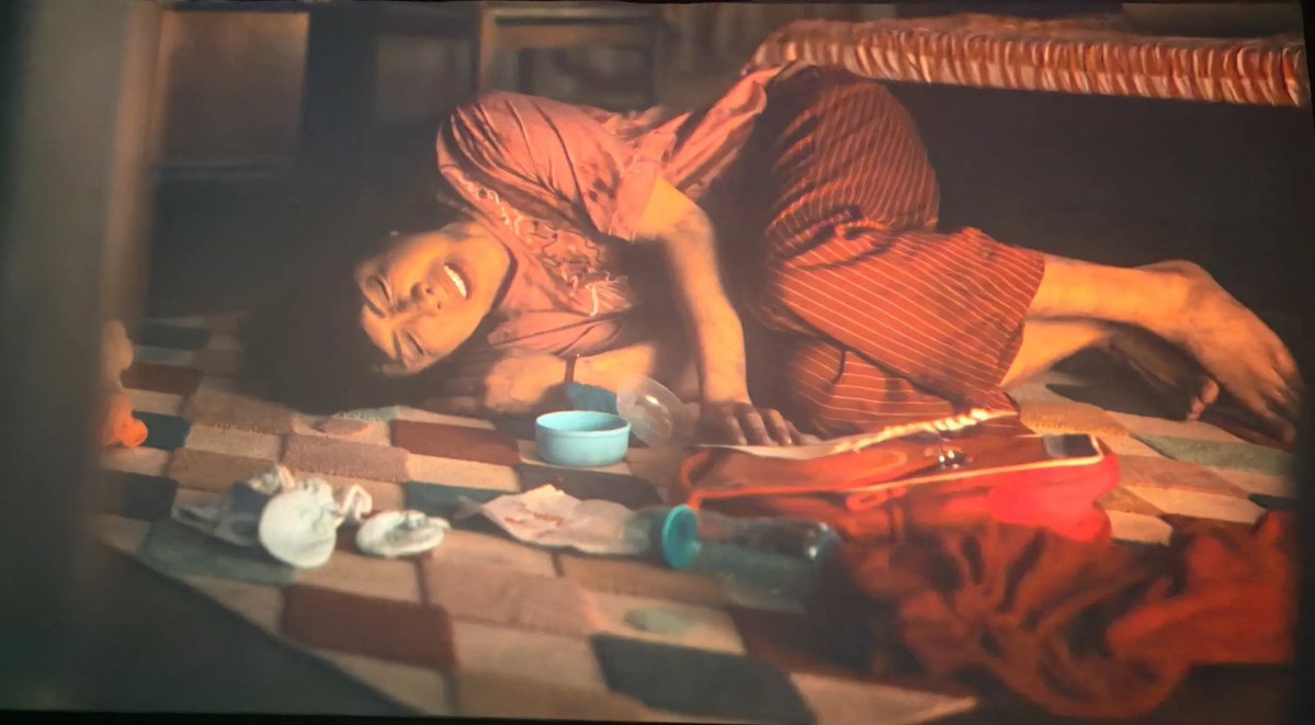 aestheticvicey's tweet photo. Nung naghahanap ako ng vids sa tiktok na irereport for recording CMM during its cinema run last Dec to Feb, ito lang yata yung nakita kong pic from that fetal position scene lsbdkxbx 

saket talaga haha iiyakan ko na naman to kapag lumabas na ulit CMM agay https://t.co/P1t7M3jpd4