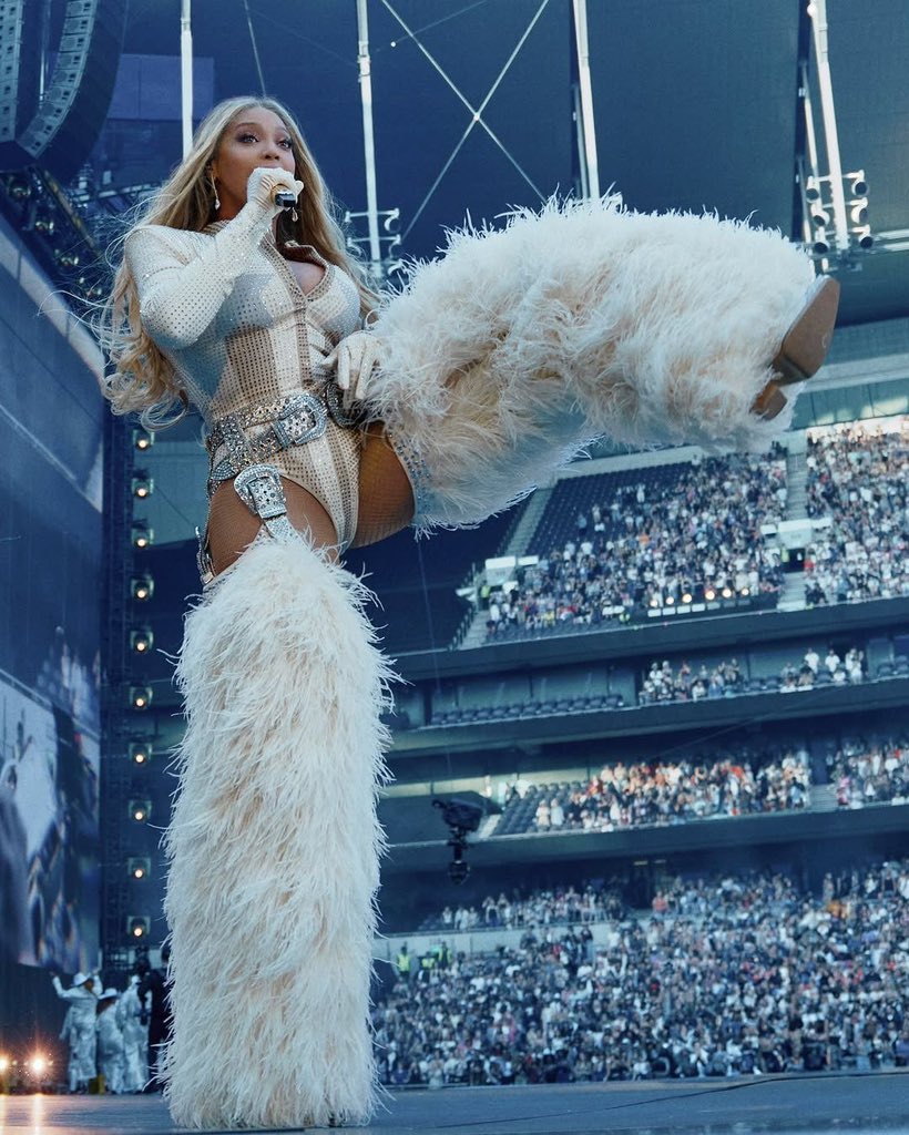 yoncetrill's tweet photo. her best cowboy carter tour opening looks https://t.co/KKJP75mhIT