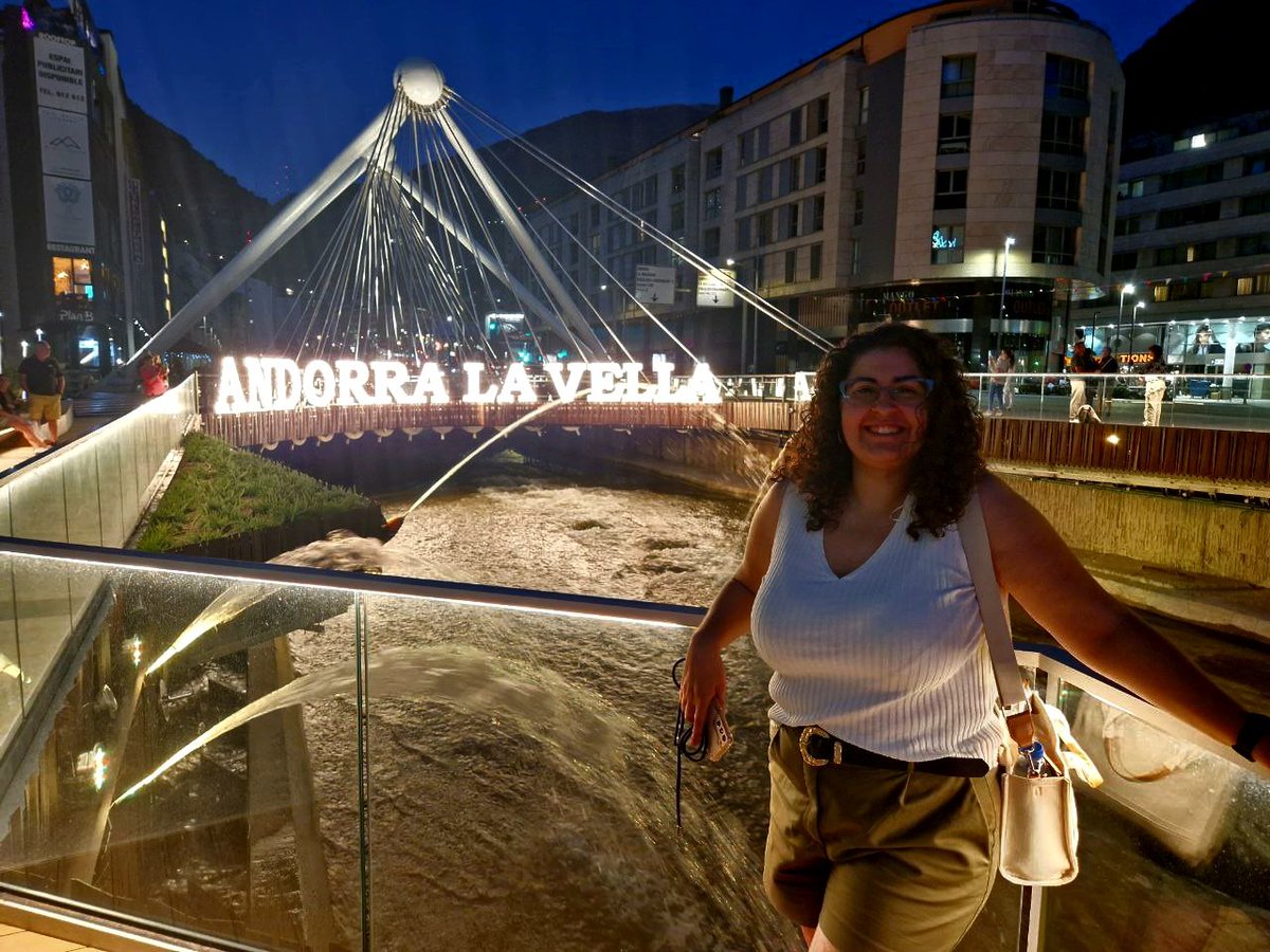SimValenciana's tweet photo. Tal dia com avui fa uns anyets que la "vaig liar parda" a Andorra per reclamar els meus drets: parlar en català.

Vaig sortir a la premsa espanyola, andorrana, francesa i a Foro Coches. Me van amenaçar de mort i insultar a nivells q ni vos imagineu.

Però, estic orgullosa HAHA https://t.co/DO2T7TMCU0