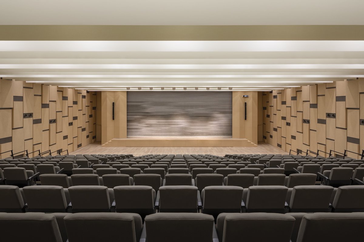 Architizer's tweet photo. #ProjectOfTheDay: Gifu Prefectural Office by NIKKEN SEKKEI LTD

Designed as a showcase for its region, this government office uses local timber, washi paper, and ceramic tiles to bring Gifu's landscapes and craftsmanship into the architecture.  

📍Gifu, Japan
Details: https://t.co/O40TfHz9Mh