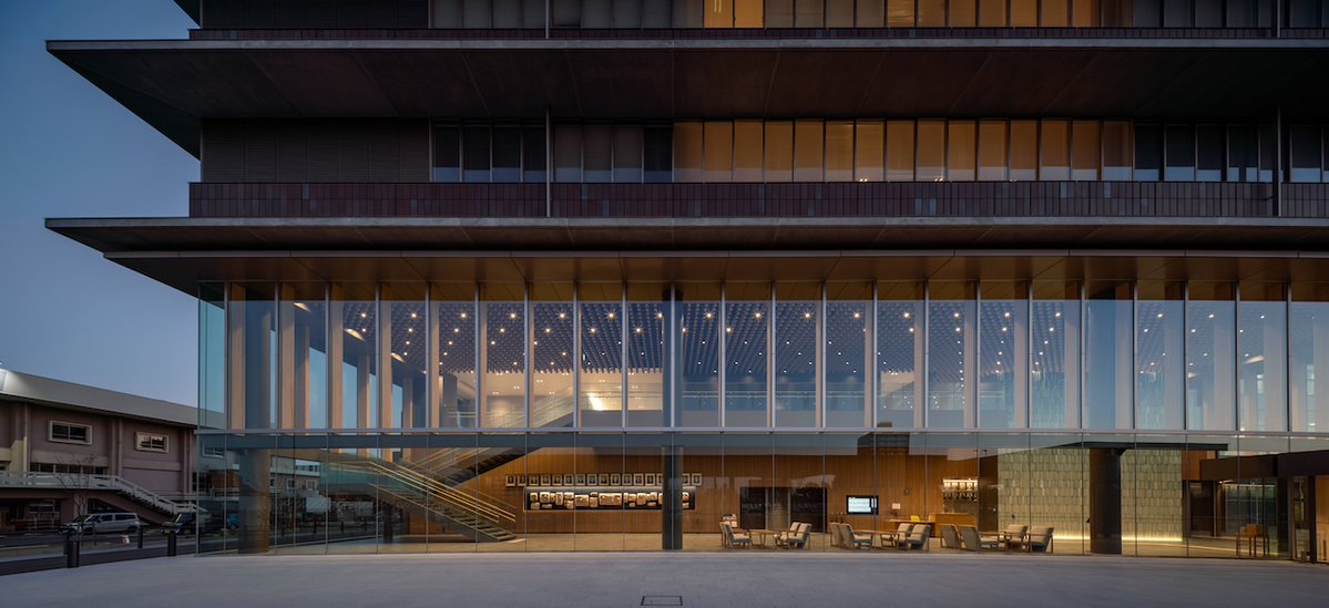 Architizer's tweet photo. #ProjectOfTheDay: Gifu Prefectural Office by NIKKEN SEKKEI LTD

Designed as a showcase for its region, this government office uses local timber, washi paper, and ceramic tiles to bring Gifu's landscapes and craftsmanship into the architecture.  

📍Gifu, Japan
Details: https://t.co/O40TfHz9Mh