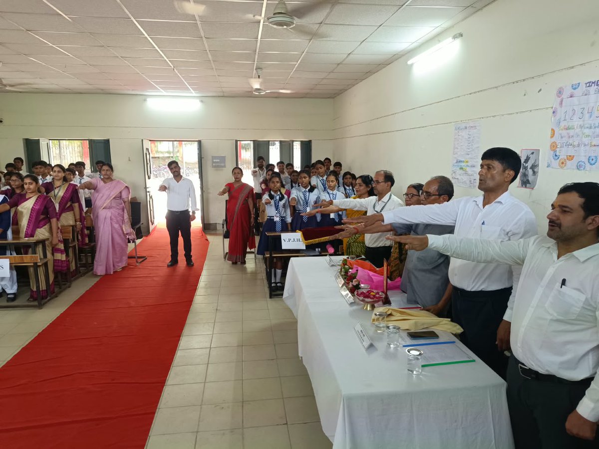cballahabad's tweet photo. 💧 Cantonment Board Schools, Prayagraj led a "Jal Sanchay Jan Bhagidari" drive at Vicker Public Junior High School today! Chief Guest Prof. Dr. R. P. Tripathi inspired students to protect every drop. The event included water pledge, creative presentations, and activities. @pddecc https://t.co/07J1ubhGKe