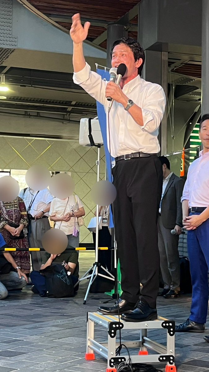junyaog's tweet photo. 今日の街頭演説会、本当に多くの皆さまに足を運んでいただきました。

皆さまの熱気を肌で感じ、私自身も思わず演説に熱がこもりました。

日本はいま、人口減少、超高齢社会、AIをはじめとした技術革新、気候変動、国際秩序と安全保障環境の激変など、大きな時代の転換点に立っています。

このままの仕組みでは、もう持たない。そのことは、皆さんも薄々感じておられるのではないでしょうか。

時代が大きく変わる中で、これまでのシステムや価値��を見直し、新たな時代に合った社会をつくっていかなければなりません。

そのためには、政治だけではなく、皆さまとの対話と協力が必要です。

本気で、日本を立て直したい。

今日、有楽町で感じたこの熱を、改めてその大きなスタートにしたいと思います。

暑い中お越しいただいた皆さま、本当にありがとうございました。

全国キャラバン、次は京都です。

これから日本全国で皆さまと対話を重ね、この輪を広げていきます。