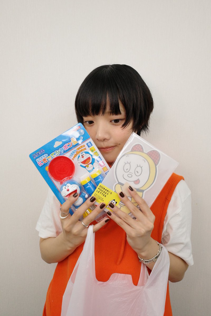 Mst_com's tweet photo. 【#Mステ 放送中】
⠀
このあとは あいみょん👏
⠀
大ヒット2ndシングル
「愛を伝えたいだとか」🌹
⠀
番組後半で、もう1曲
「スーパーガール」も！
お楽しみに！
⠀
💬コメント
普段あまりテレビで歌わない2曲なので、おそらくいつも以上に緊張しますが楽しんで歌いたいです。よろしくお願いします！
⠀
#ウラステ ドラえもんと😘✨📷