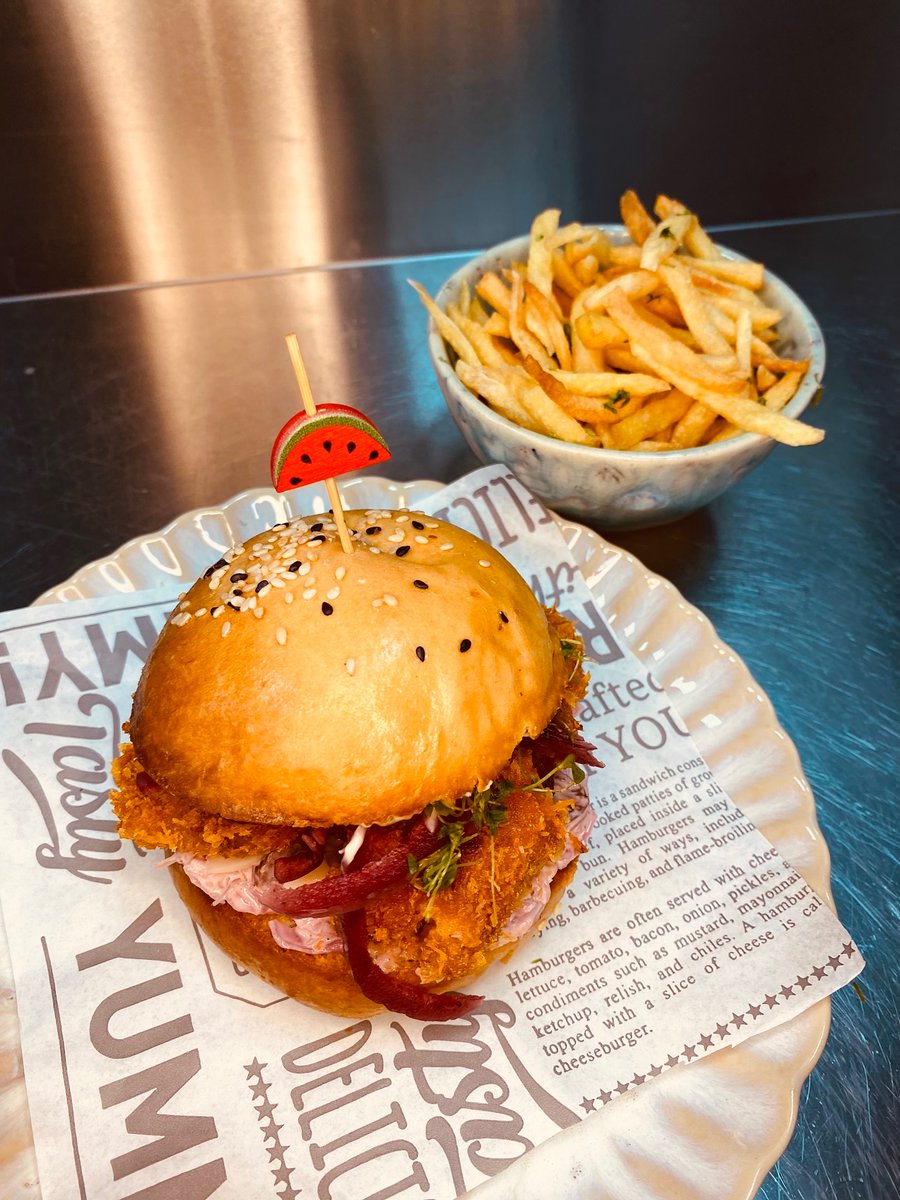 CHEFAriosvaldo's tweet photo. O Fish Burger da THE Shore, com salada coleslaw, corvina em Panko sob marinada de iogurte e vinho tinto. https://t.co/WoEFOA6aXs