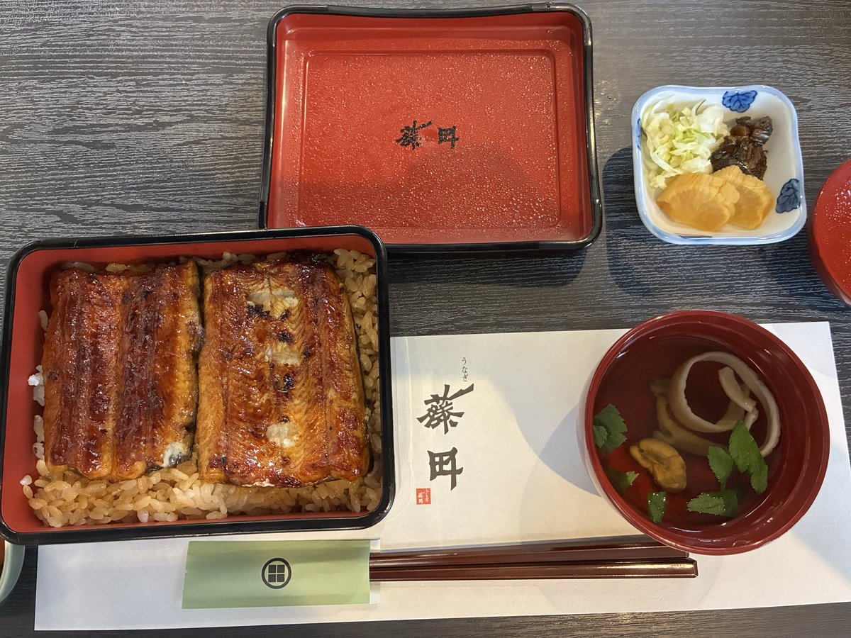 moWci's tweet photo. これで3800円ならスーパーの国産はちょっと高い気がする。藤田さん、身がトロトロっとしてて美味しすぎ。 https://t.co/SHONsbs24L