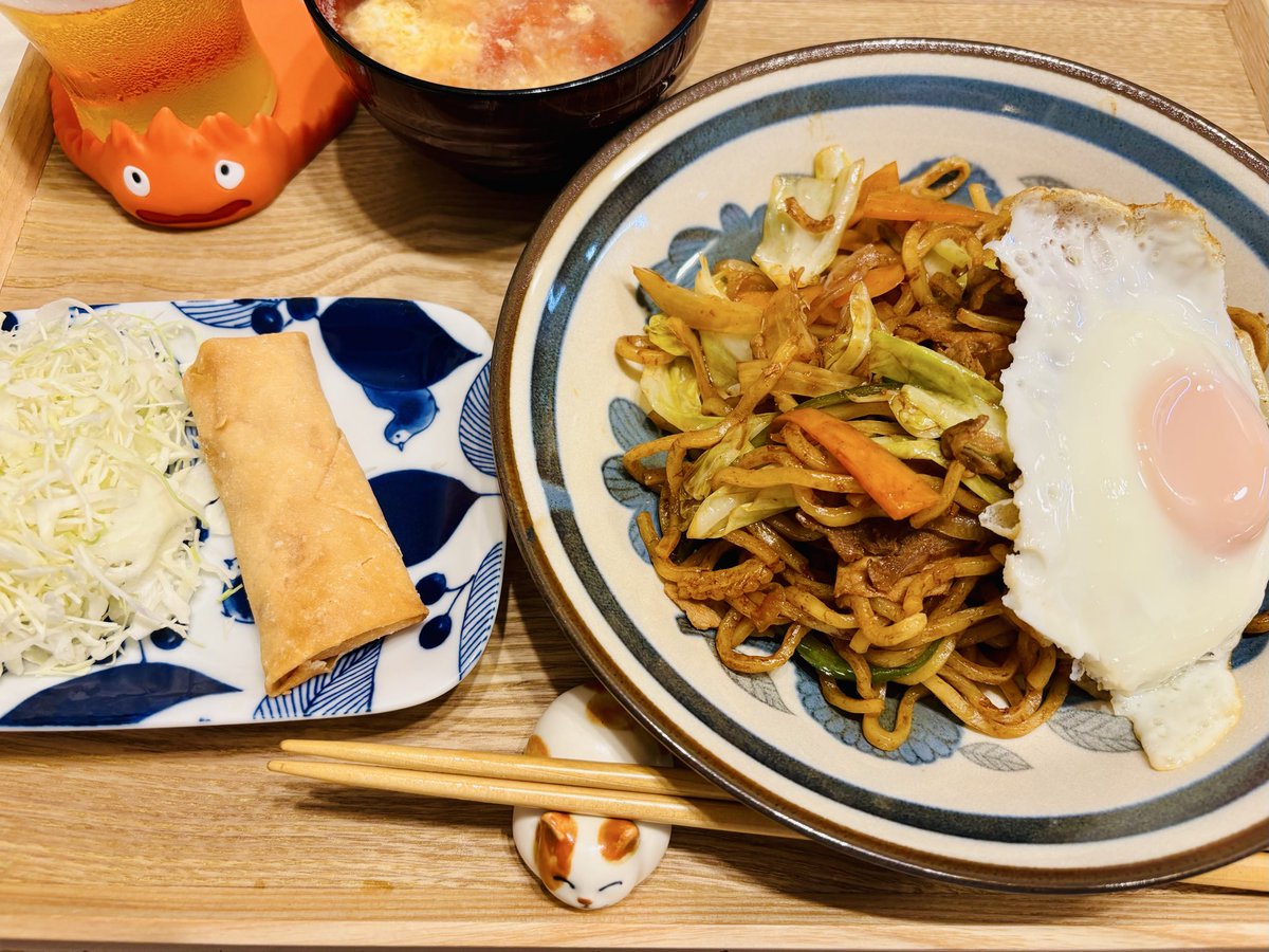 gomama212's tweet photo. 今日の #晩ごはん 

⚫︎ソース焼きそば
⚫︎海鮮春巻き(冷凍・揚げるだけ)
⚫︎トマトと卵の味噌汁

#夜ごはん #おうちごはん #献立日記 #家庭料理 https://t.co/xsVu0xx7XE
