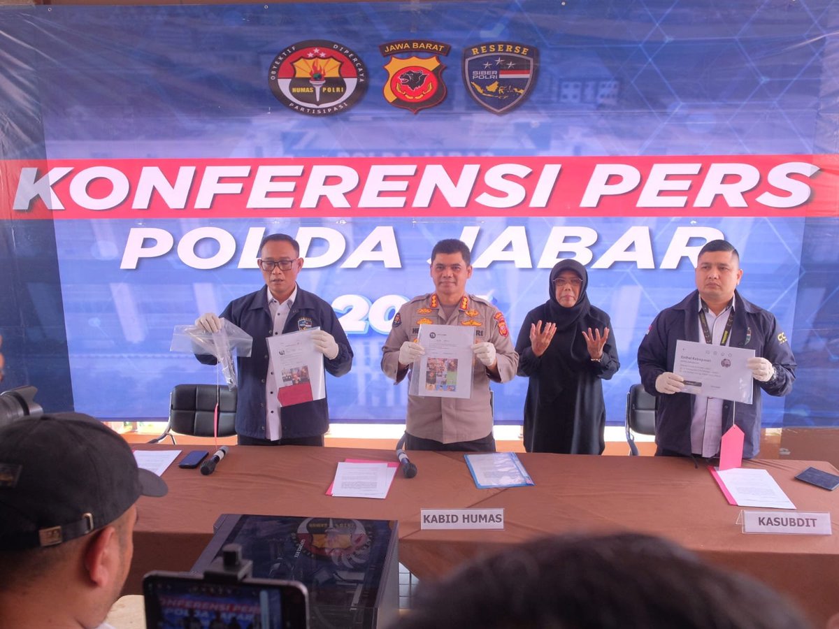 LambeSahamjja's tweet photo. pengamat bilang penangkapan 2 orang soal komentar pidato prabowo langgar putusan mk:
- polisi sebut komentar mereka ngancam keutuhan bangsa tapi dinilai gak berdasar
- mk udah bilang keributan di ruang digital bukan delik pidana
- presiden dan lembaga pemerintah udah dikecualiin dari ngadu pencemaran nama baik
- kritik keras ke presiden itu sah asal gak pake kekerasan fisik
- amnesty minta polisi bebasin warga yang dikriminalisasi 
- cuma karena bersuara di medsos