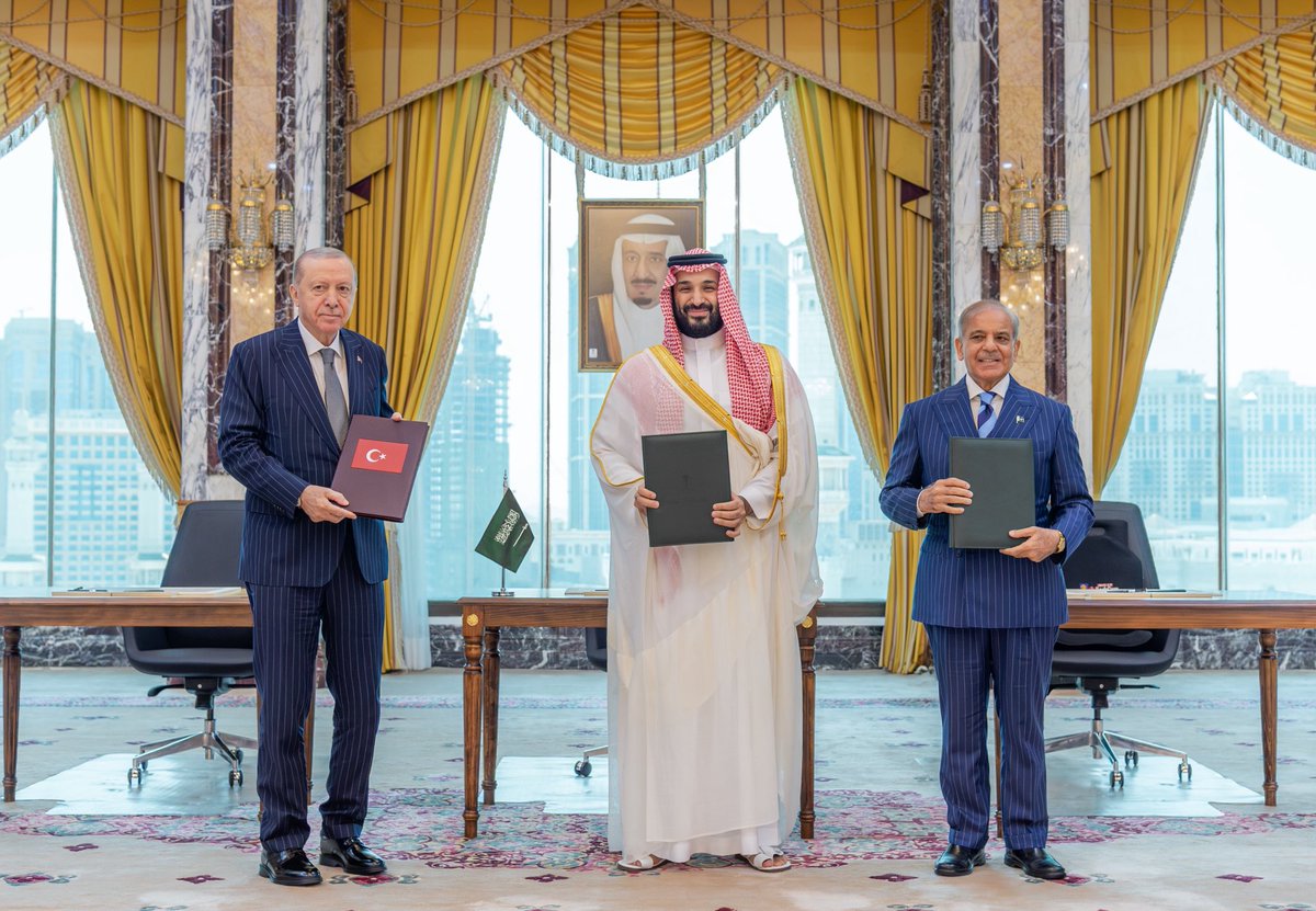 BmsKsa's tweet photo. توقيع الاتفاقية الدفاعية بين المملكة العربية السعودية وباكستان وتركيا يعكس عمق العلاقات والتعاون بين الدول الثلاث.

الاتفاقية تعزز القدرات الدفاعية والتنسيق المشترك، بما يسهم في دعم الأمن والاستقرار.

#اتفاقيه_مكة_للدفاع_المشترك https://t.co/oc2u71LVcZ