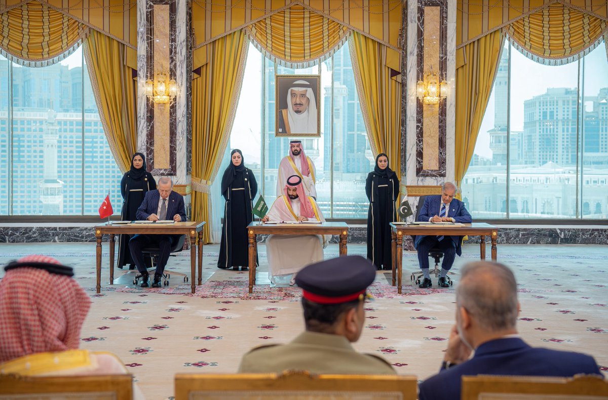 BmsKsa's tweet photo. توقيع الاتفاقية الدفاعية بين المملكة العربية السعودية وباكستان وتركيا يعكس عمق العلاقات والتعاون بين الدول الثلاث.

الاتفاقية تعزز القدرات الدفاعية والتنسيق المشترك، بما يسهم في دعم الأمن والاستقرار.

#اتفاقيه_مكة_للدفاع_المشترك https://t.co/oc2u71LVcZ