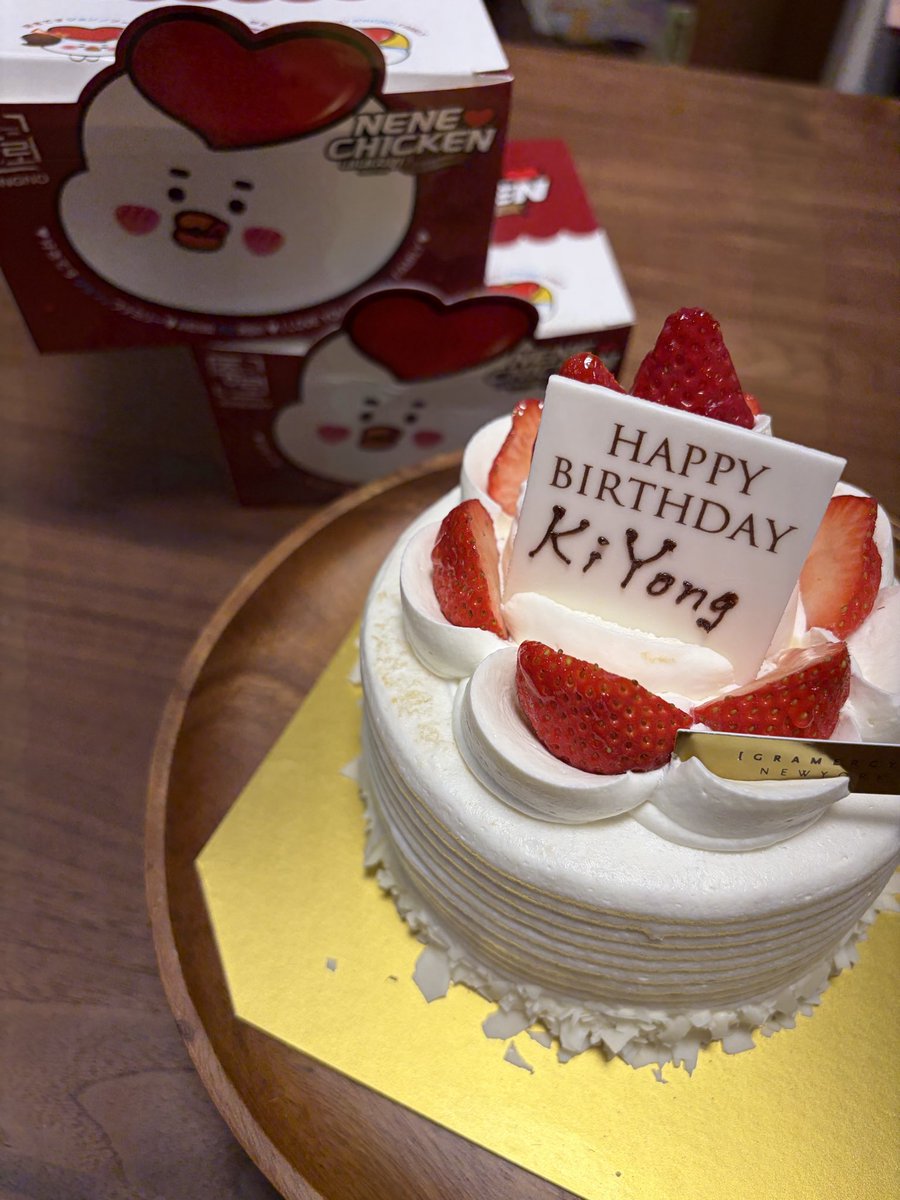 aboutyunnn's tweet photo. happy birthday〜💐
しっかりバースデーソングも家族で歌い美味しくいただきました〜！お祝いしたい気持ちがもちろん一番だけど、日頃がんばっている自分へのご褒美ケーキ感も否めない。笑

私がんばってますギヨンさん！会えたらうれしいです！

#ギヨン #チャンギヨン  #장기용 #jangkiyong https://t.co/i5v7Kqz8Qc