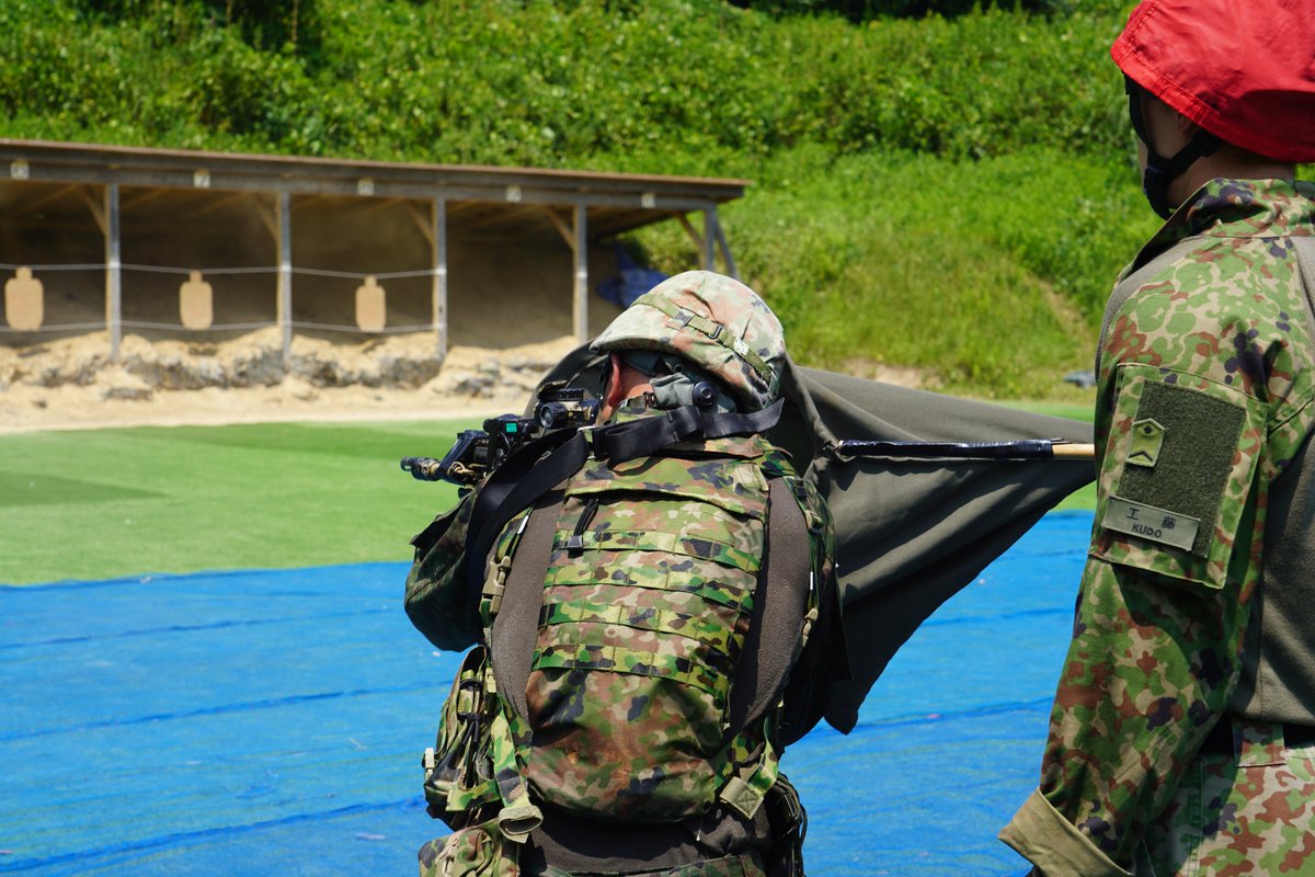 jgsdf_gcc_ardb's tweet photo. 【連隊戦闘戦技競技会】
＃第２水陸機動連隊 は猛暑の中、相浦駐屯地において各中隊及び分隊対抗の戦闘戦技競技会を実施しました。本競技会は分隊長の指揮の下、各種地形・障害を克服し、ボート運搬激動後の射撃及び担架搬送を実施するものです。連隊は引き続き各種事態に対応できる実力を培って参ります。＃水陸機動団
