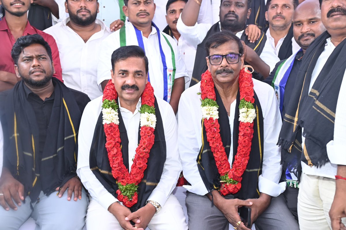 AnamVijaya's tweet photo. @YSRCParty అధ్యక్షులు @ysjagan గారి ఆదేశాల మేరకు డీఎస్సీ–2025 నియామకాల్లో జరిగిన అక్రమాలపై సీబీఐ విచారణ జరపాలని,రాజకీయ బాధ్యత వహిస్తూ మంత్రి నారా లోకేశ్ రాజీనామా చేయాలని డిమాండ్ చేస్తూ నెల్లూరురూరల్ నియోజకవర్గ కేంద్రంలో సమన్వయకర్త @AnamVijaya గారి ఆధ్వర్యంలో రిలే నిరాహార దీక్ష. https://t.co/cQlgFTqtaw