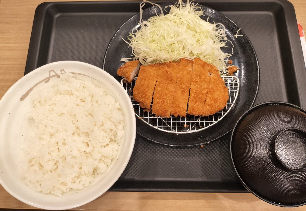 slowstart333's tweet photo. 今日、松のやでロースかつ定食

クーポン利用でこれが500円って企業努力に感謝です

でもね、2つ隣のおっさんがスマホで野球中継を見てるの。イヤホンなしで

この前、イオンで並んでた時も前のおっさんがイヤホンなしでユーチューブ見てたし、山梨のおっさん界にはイヤホンは存在してないのですか？ https://t.co/qBLepOv20D