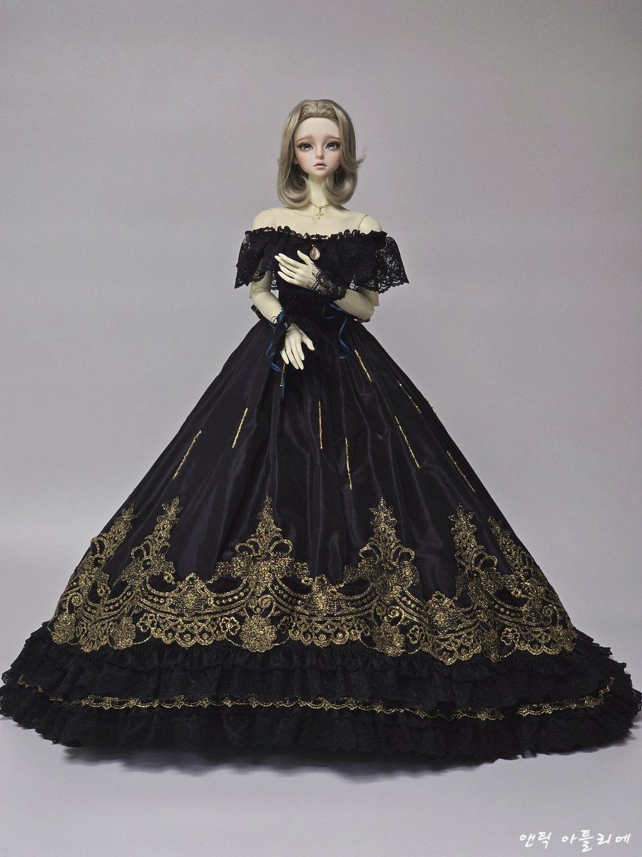 _antiqueatelier's tweet photo. #PROJECTDOLL

1860s Ballgown Evening Dress [Black ver.]

검정색 실크 타프타와 주름레이스, 골드메탈레이스와 비즈/크리스탈로 장식된 드레스입니다. https://t.co/tyFjk6V7bv