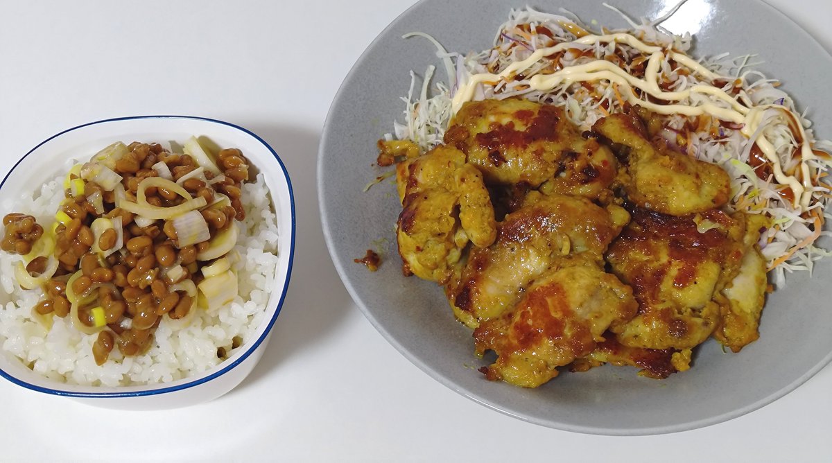 S244_J's tweet photo. ご飯。キャベツミックス盛ってスーパーで売ってる調味済み鶏肉焼いただけだけど。美味いのだ。ボリューム満点なのだ。 https://t.co/TSdslq8GWB