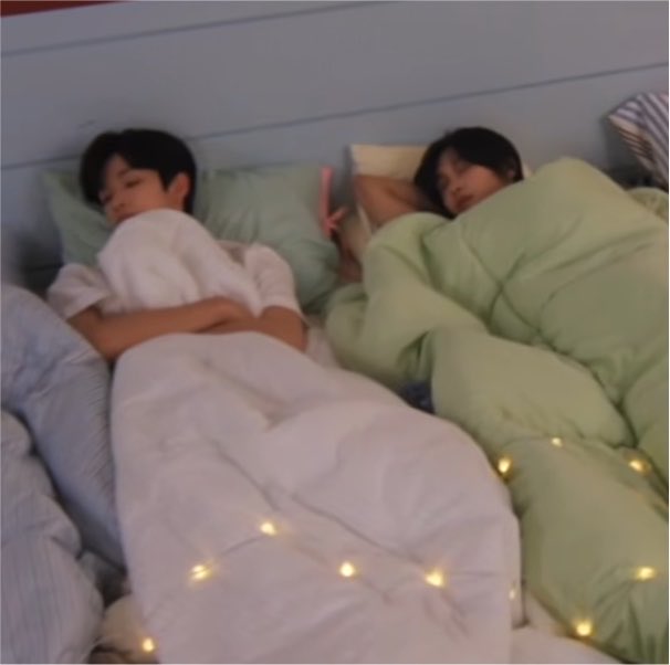 2bbunhui's tweet photo. 아니 나 꿈꾸나...
살다살다 숑넨이 서로 옆에 누워서 자는 모습도 다 보네 https://t.co/fCnxXNT9PT