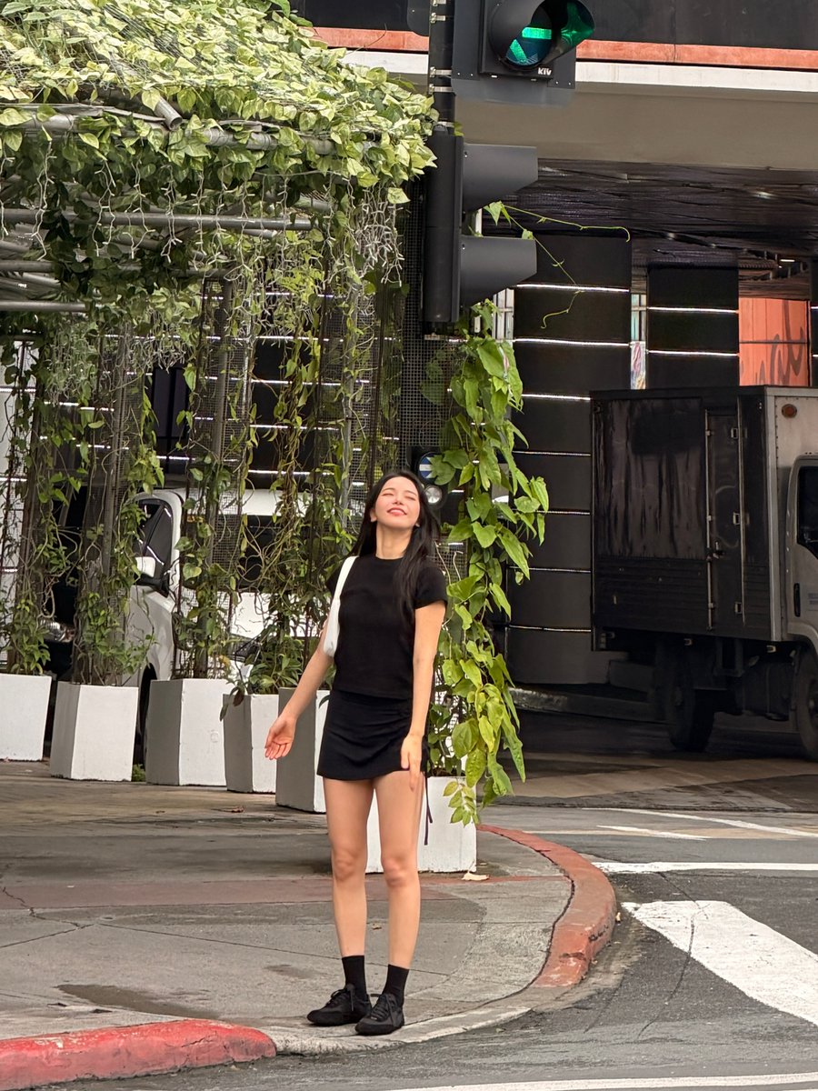 TheAnnyeongOppa's tweet photo. May babaeng saksakan ng ganda sa cubao! 😍 Welcome back Solar! 💚

📷: solarkeem

#MAMAMOO #MAMAMOOinManila #MAMAMOO_Solar https://t.co/7fyzlSUgSG