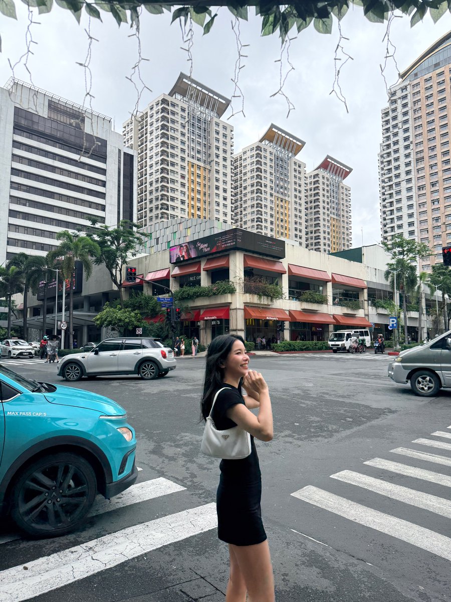 TheAnnyeongOppa's tweet photo. May babaeng saksakan ng ganda sa cubao! 😍 Welcome back Solar! 💚

📷: solarkeem

#MAMAMOO #MAMAMOOinManila #MAMAMOO_Solar https://t.co/7fyzlSUgSG