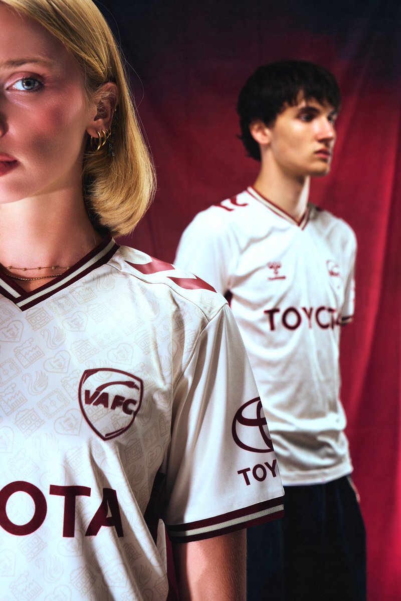 VAFC's tweet photo. Notre territoire sur nos épaules ❤️🤍

Ce soir face à Caen, nos Rouge et Blanc porteront pour la première fois le maillot extérieur 26/27.

Une tunique ornée de 5️⃣ symboles emblématiques du Valenciennois, réalisée avec @hummelFrance.

🛍️ https://t.co/4mvtbioioL

#TeamVAFC #Hummel https://t.co/Xh2CZ1yfud
