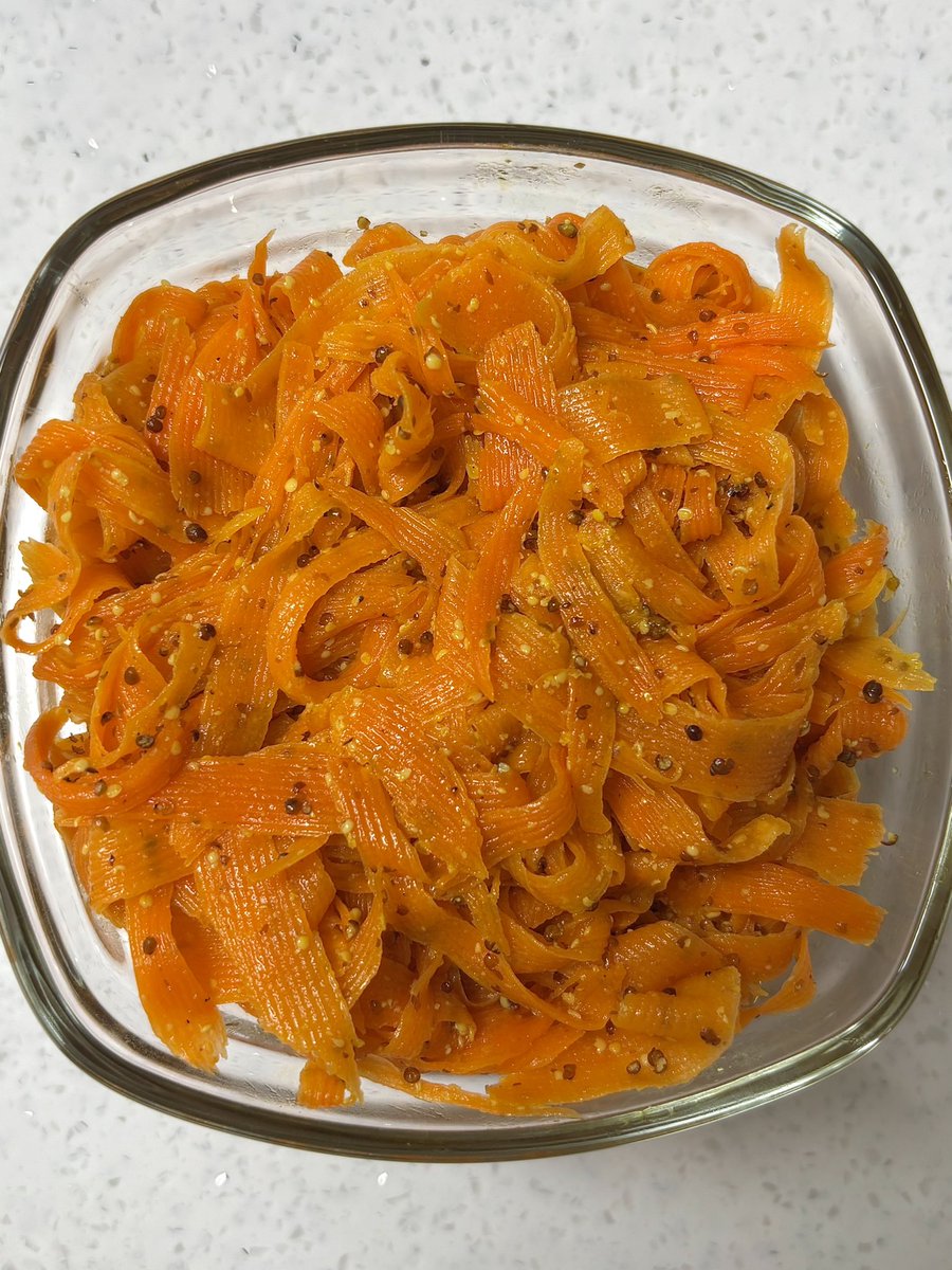 gloo_ooo's tweet photo. 당근라페🥕
이번에 첨 만들어 먹었는데 완전 제가 좋아하는 맛이에요… 젤 싫어하는 채소 탑 3에 생당근 있는데 이렇게 먹으니까 생당근맛 하나도 안나고 새콤달콤해서 완전 입맛 돋음🥹🥹🥹🫰
너무 감동이라 앞으로 자주 해먹으려구요.. https://t.co/Teeya6c5IW