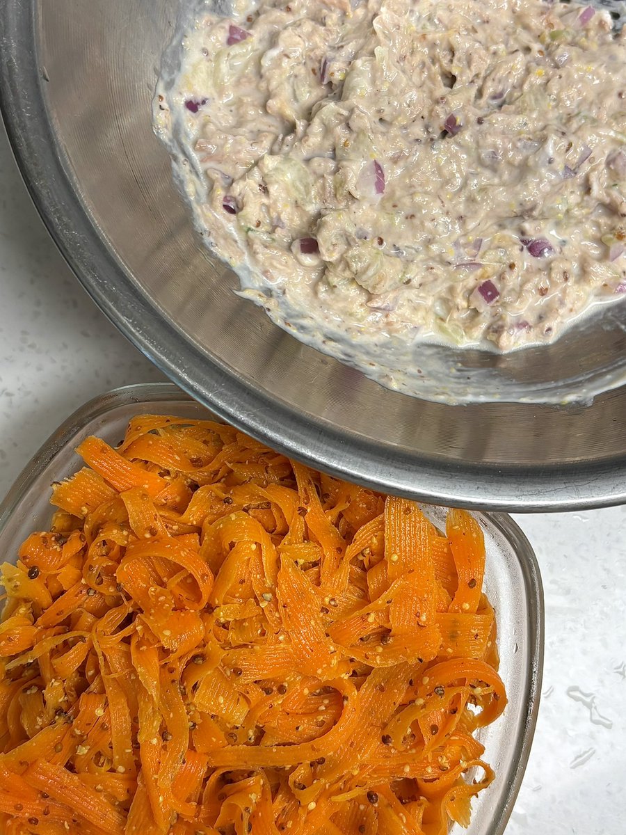 gloo_ooo's tweet photo. 당근라페🥕
이번에 첨 만들어 먹었는데 완전 제가 좋아하는 맛이에요… 젤 싫어하는 채소 탑 3에 생당근 있는데 이렇게 먹으니까 생당근맛 하나도 안나고 새콤달콤해서 완전 입맛 돋음🥹🥹🥹🫰
너무 감동이라 앞으로 자주 해먹으려구요.. https://t.co/Teeya6c5IW