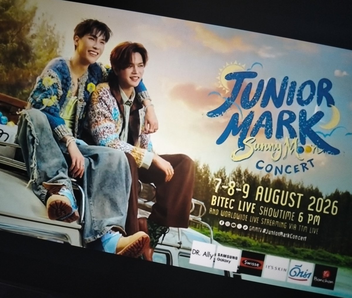 d4nceonthemoon's tweet photo. JUNIORMARK ONCE SUNNYMOON 🌞🌛💙💛

#JuniorMarkConcertD1 https://t.co/o5rwpifpGp