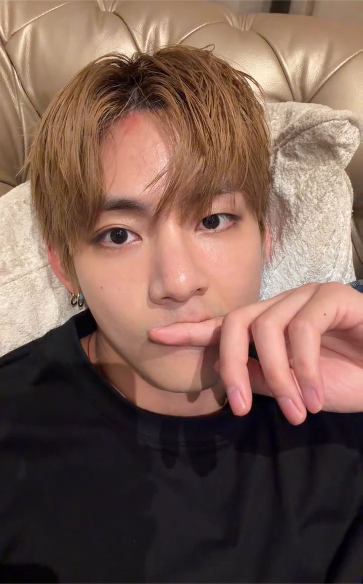 RiseOnBangtanAr's tweet photo. 📄 >> #V en su live de anoche en Weverse:

Hay personas que no hacen esto y creo que es porque no miran Weverse o no lo vieron cuando lo publiqué en Weverse. Pero después de decir que prefería que no vinieran al hotel, casi 90 de cada 100 ARMYs simulan no reconocernos cuando nos cruzan por la calle. 

Para que podamos guardar aunque sea pequeños recuerdos memorables en esos países, disimulan y siguen de largo; de hecho, hasta cierran los ojos fuerte cuando nos ven. 

Y eso nos hace tan felices que nosotros somos los que saludamos primero: “¡Hola!” Y recién ahí reaccionan: “¡Ahhh, hola! Blabla. ¡Que tengas un buen día!” Pasa así, y hasta les damos la mano. Eso nos reconforta mucho el corazón, así que les agradecemos todavía más y los saludamos. Al final resulta que íbamos para el mismo lado. Nos habíamos dicho “chau”, pero íbamos por la misma calle... así que es muy gracioso.

⚠️ ¡Ya saben, ARGMY! Nada de acosarlos/seguirlos ni en el hotel ni en ningún lugar donde decidan ir 🙏🏼

#BTS #방탄소년단 @BTS_twt @bts_bighit 

Vía: ryuminating