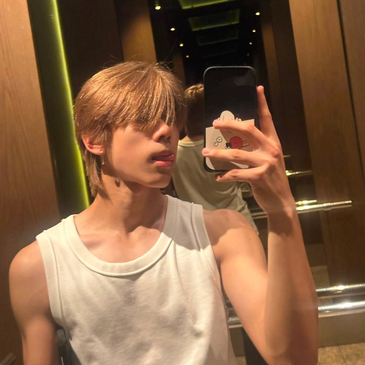 livlovesbarcode's tweet photo. 🫪🫪🫪🫪🫪🫪 he looks so insane with his new hair 

#TuiChayatorn https://t.co/iO1eMJRw3C