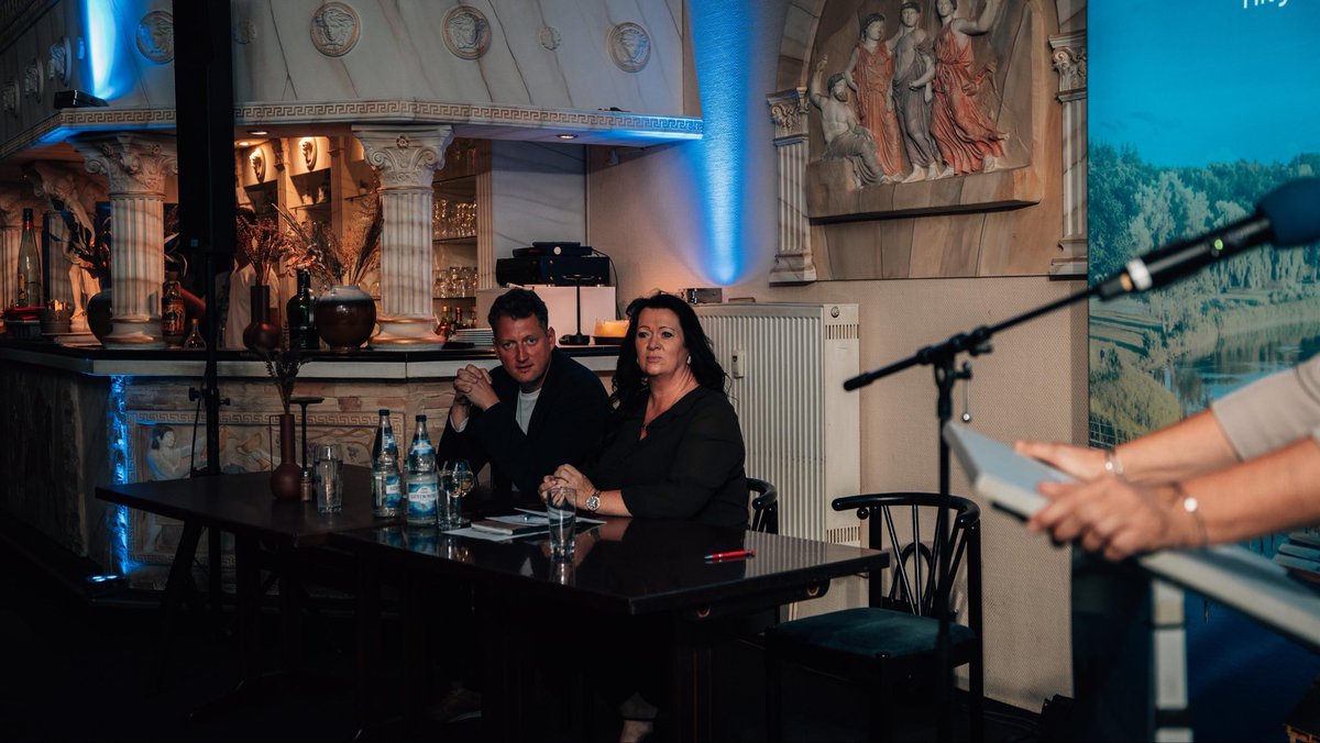 BirgitBessin's tweet photo. So geht #Bürgerdialog: In #Güstrow haben wir unsere Arbeit und Ziele unserer #AfD-#Bundestagsfraktion vorgestellt und anschließend etliche Fragen beantwortet, auch kritische 😃 #WirSindMehr 😉
#AfD #Bessin #WK65 #Heimatliebe #BessinUnterwegs #OSL #EE #TF #BB https://t.co/DxjXsygMTS