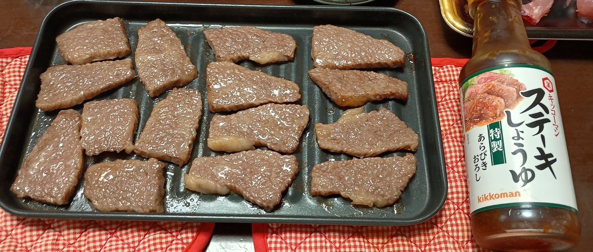 Muyaaaaaah's tweet photo. 本日の食卓

与一豚バラカルビ（茹で）:栃木県
信州プレミアム牛肩肉:長野県
こしなが鮪:長崎県

初手:芋焼酎「桜島」ロック https://t.co/kD1Rzo9tAQ