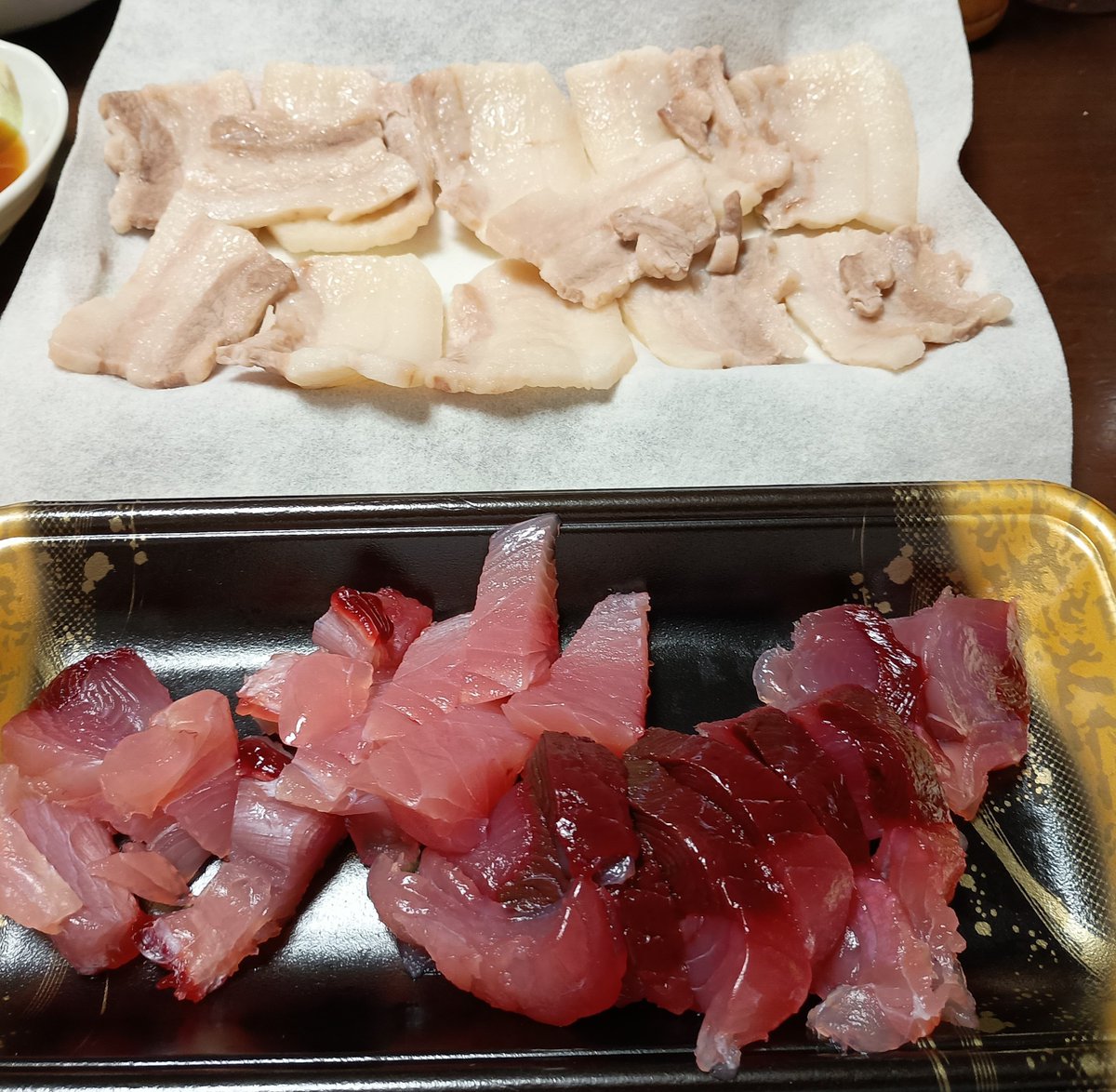Muyaaaaaah's tweet photo. 本日の食卓

与一豚バラカルビ（茹で）:栃木県
信州プレミアム牛肩肉:長野県
こしなが鮪:長崎県

初手:芋焼酎「桜島」ロック https://t.co/kD1Rzo9tAQ