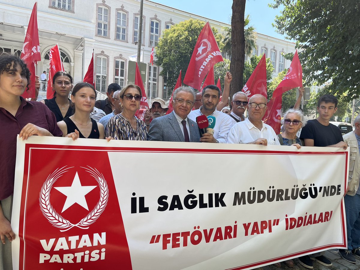 vp_izmir's tweet photo. İl Başkanımız E.Hv.Kur.Alb. İhsan Sefa, İl Sağlık Müdürlüğü önünde basın açıklaması yaptı.

İl Başkanımız 241 hard disk olayı başta olmak üzere veri güvenliği, milli güvenlik, kamu zararı ve sağlık çalışanlarına yönelik iddiaların şeffaf biçimde araştırılması çağrısında bulundu. https://t.co/f6s4pT5r5a