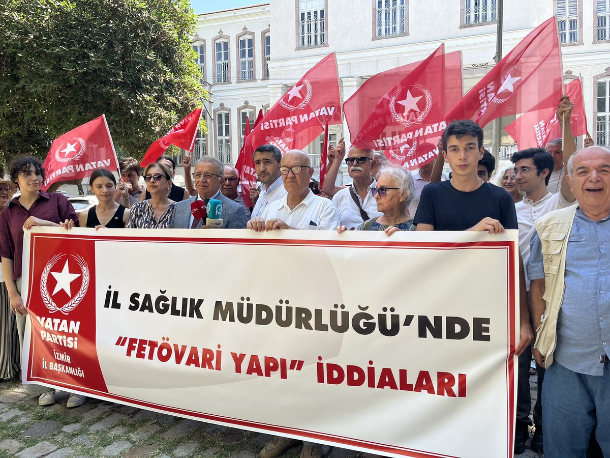 vp_izmir's tweet photo. İl Başkanımız E.Hv.Kur.Alb. İhsan Sefa, İl Sağlık Müdürlüğü önünde basın açıklaması yaptı.

İl Başkanımız 241 hard disk olayı başta olmak üzere veri güvenliği, milli güvenlik, kamu zararı ve sağlık çalışanlarına yönelik iddiaların şeffaf biçimde araştırılması çağrısında bulundu. https://t.co/f6s4pT5r5a