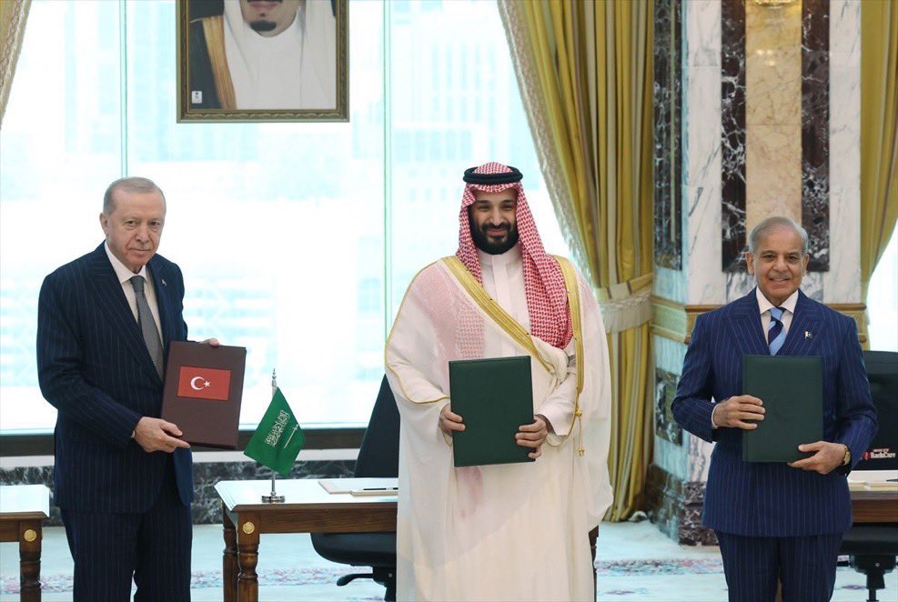 Anf1790's tweet photo. احتزم بطويق والشعب السعودي للثنادي
ياولد سلمان وقفاتك على المجد مخبوره
سيدي يا سيدي والعز يلمع في الهنادي
ابشر بوقفاتنا والشور شور اخوان نوره

#ولي_العهد_الأمير_محمد_بن_سلمان 
 #اتفاقيه_مكة_للدفاع_المشترك
#السعودية_العظمى https://t.co/T7KzkuKasO