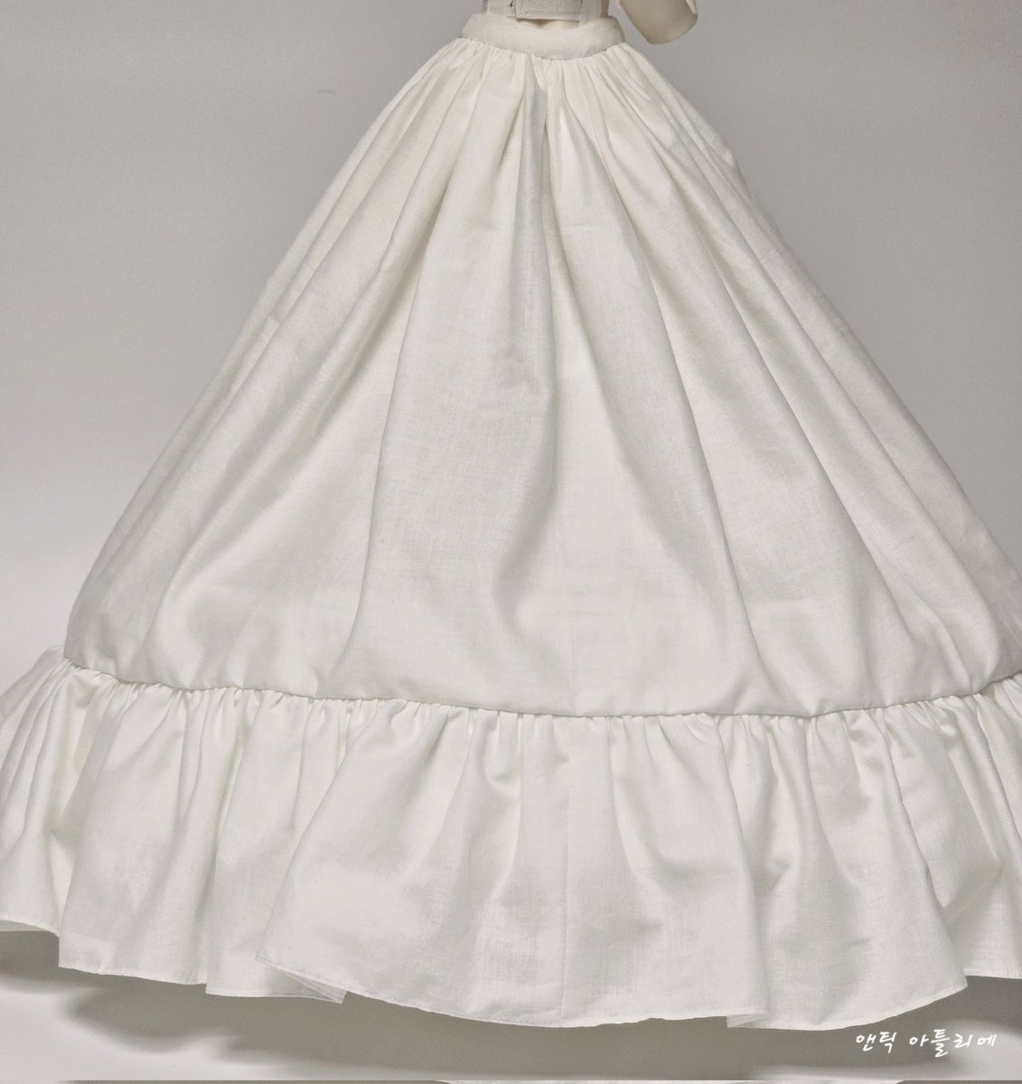 _antiqueatelier's tweet photo. #PROJECTDOLL

1860s Ballgown Evening Dress [드레스 구성]

1. 스틸보닝+플라스틱보닝으로 만들어진 크리놀린
2. 면 20수로 만들어진 언더패티코트 https://t.co/5PddzU5yQL