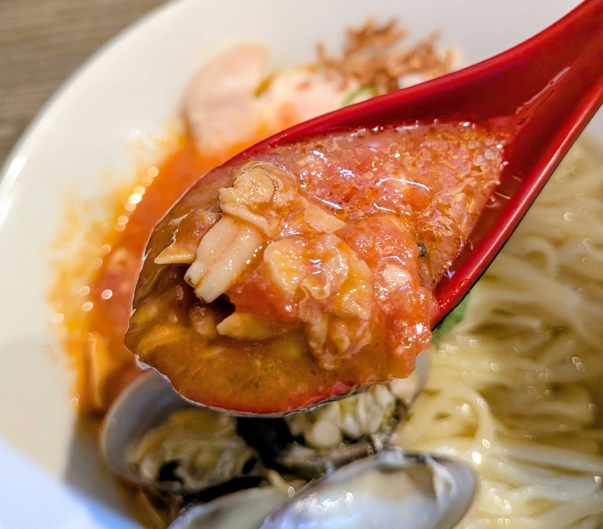 soysaltymiso's tweet photo. #麺や麟子鳳雛　
北海道産大アサリとトマトの冷やしラーメン1500
舌も喜ぶ濃密なアサリ出汁😋アサリが散りばめられたトマトソースと交わればさらに旨味増し🍅菅野製麺の平打ち太麺の歯応えある食感がいいね😋アサリは大粒😋大葉の香りも爽やかだ😋
限定🍜美味い‼️💯💯💯😋
＠上井草
’26  318杯目 https://t.co/UXNp4hhVvw