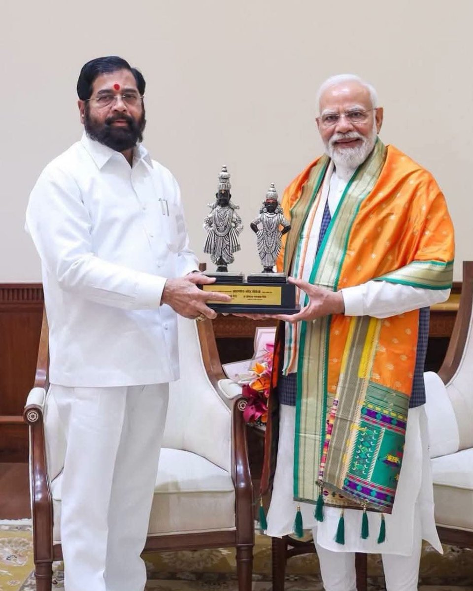 DrSEShinde's tweet photo. देशाचे आदरणीय पंतप्रधान मा. श्री. नरेंद्र मोदीजी यांची आज महाराष्ट्राचे उपमुख्यमंत्री तथा शिवसेना मुख्यनेते मा. ना. श्री. एकनाथजी शिंदे साहेब यांनी सदिच्छा भेट घेतली. पंतप्रधान महोदयांना उपमुख्यमंत्री साहेबांनी महाराष्ट्राचे आराध्य दैवत विठूरखुमाईची मूर्ती भेट स्वरूपात दिली. यावेळी महाराष्ट्राच्या सर्वांगीण विकासाच्या दृष्टीने विविध महत्त्वपूर्ण विषयांवर सकारात्मक आणि फलदायी चर्चा झाली. राज्यातील पायाभूत सुविधा, विविध विकासप्रकल्प तसेच महाराष्ट्राच्या प्रगतीला अधिक वेग देण्यासाठी आवश्यक असलेल्या बाबींवर यावेळी विचारविनिमय करण्यात आला.

यावेळी शिवसेनेचे सर्व मान्यवर खासदार उपस्थित होते.

#Shivsena #DrShrikantEknathShinde