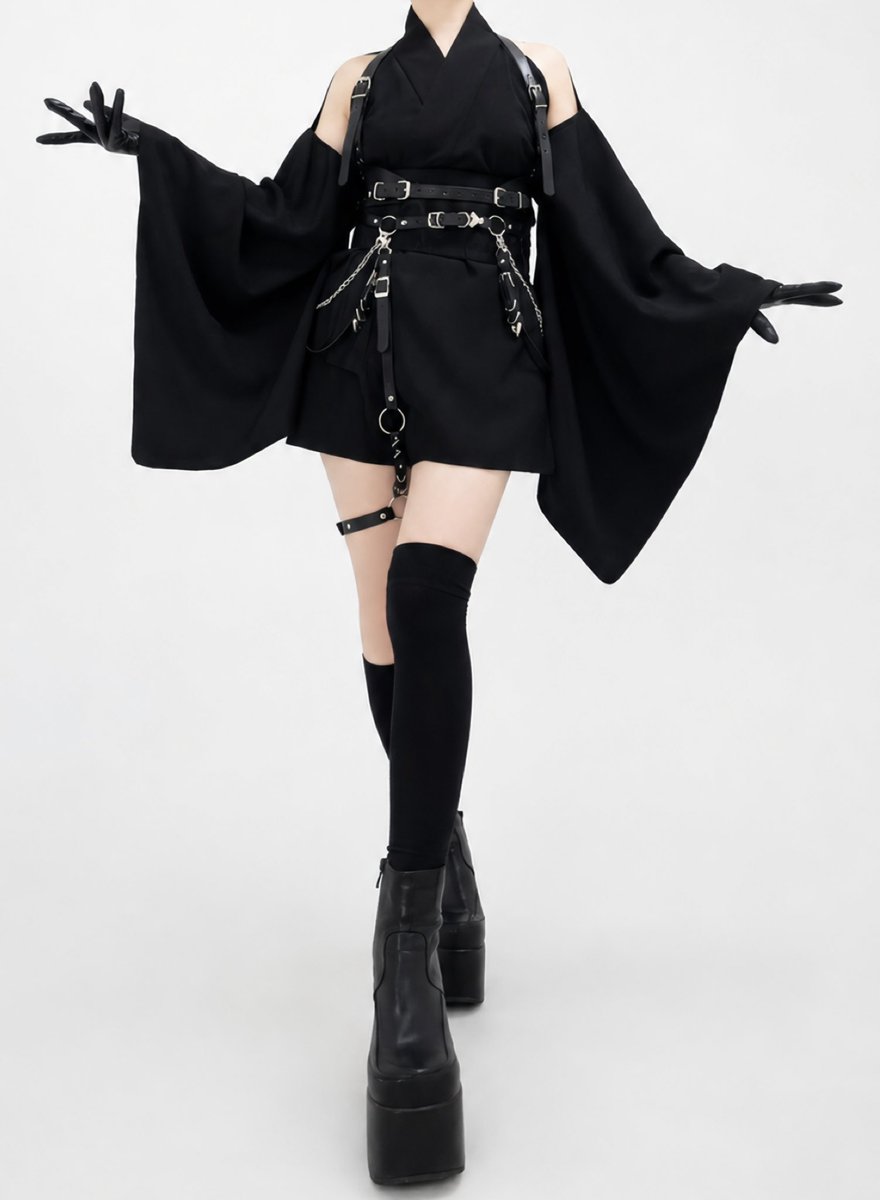misamaru_kimono's tweet photo. 黒の肩空き着物×帯で和洋折衷コーデ。
レザーアイテムを合わせたミニスタイルが現代的でかっこいい！ https://t.co/4i6zmnb9O4
