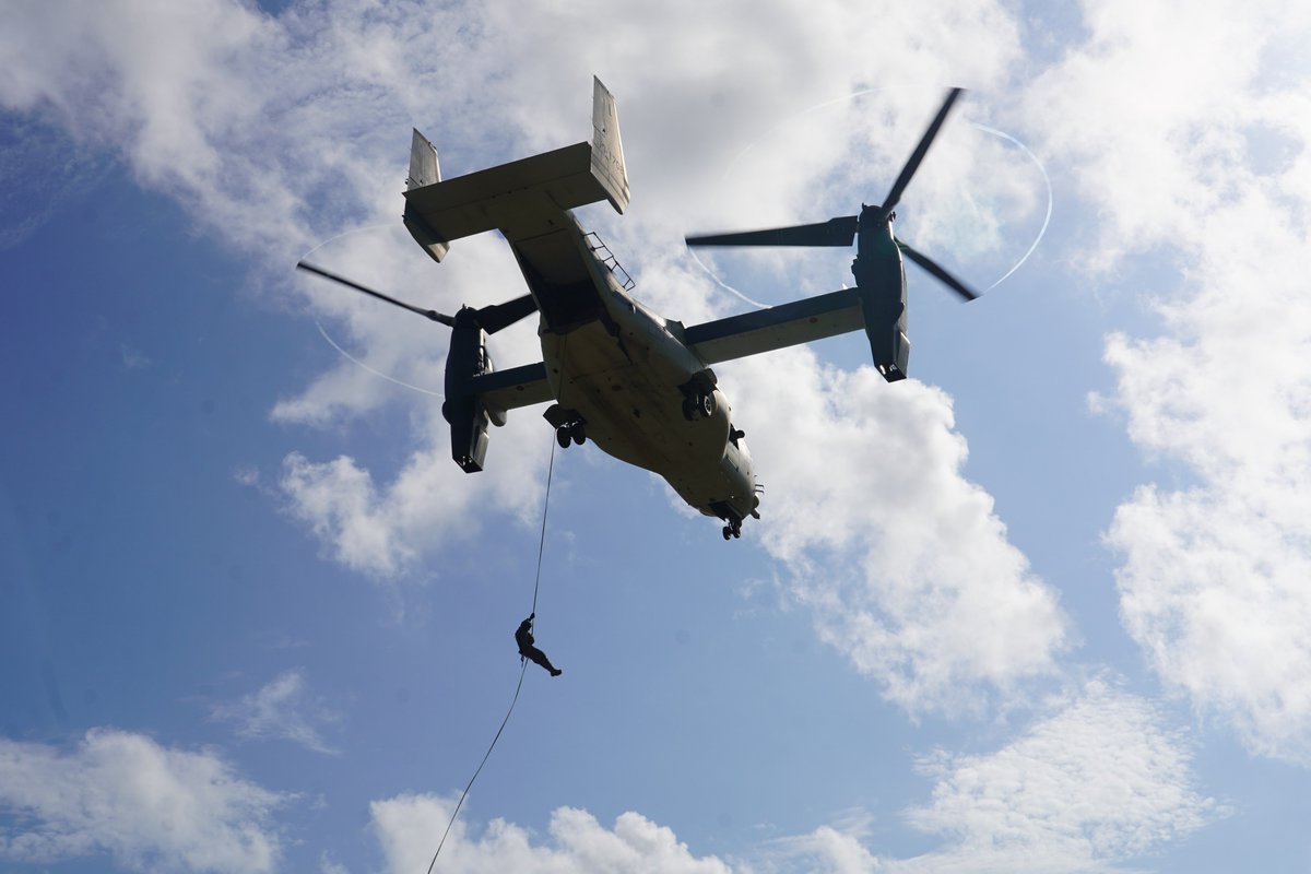 jgsdf_gcc_ardb's tweet photo. 【特殊卸下訓練】
＃第１水陸機動連隊 は ＃輸送航空隊 の支援を受け、V-22を利用した特殊卸下訓練を実施しました。隊員たちはダウンウォッシュ（強い吹き下ろしの風）が吹き荒れる中、迅速に降下し次の行動に移行します。連隊は任務完遂のため各種能力の向上を図っています。
＃水陸機動団 https://t.co/SwzHkmTY8o