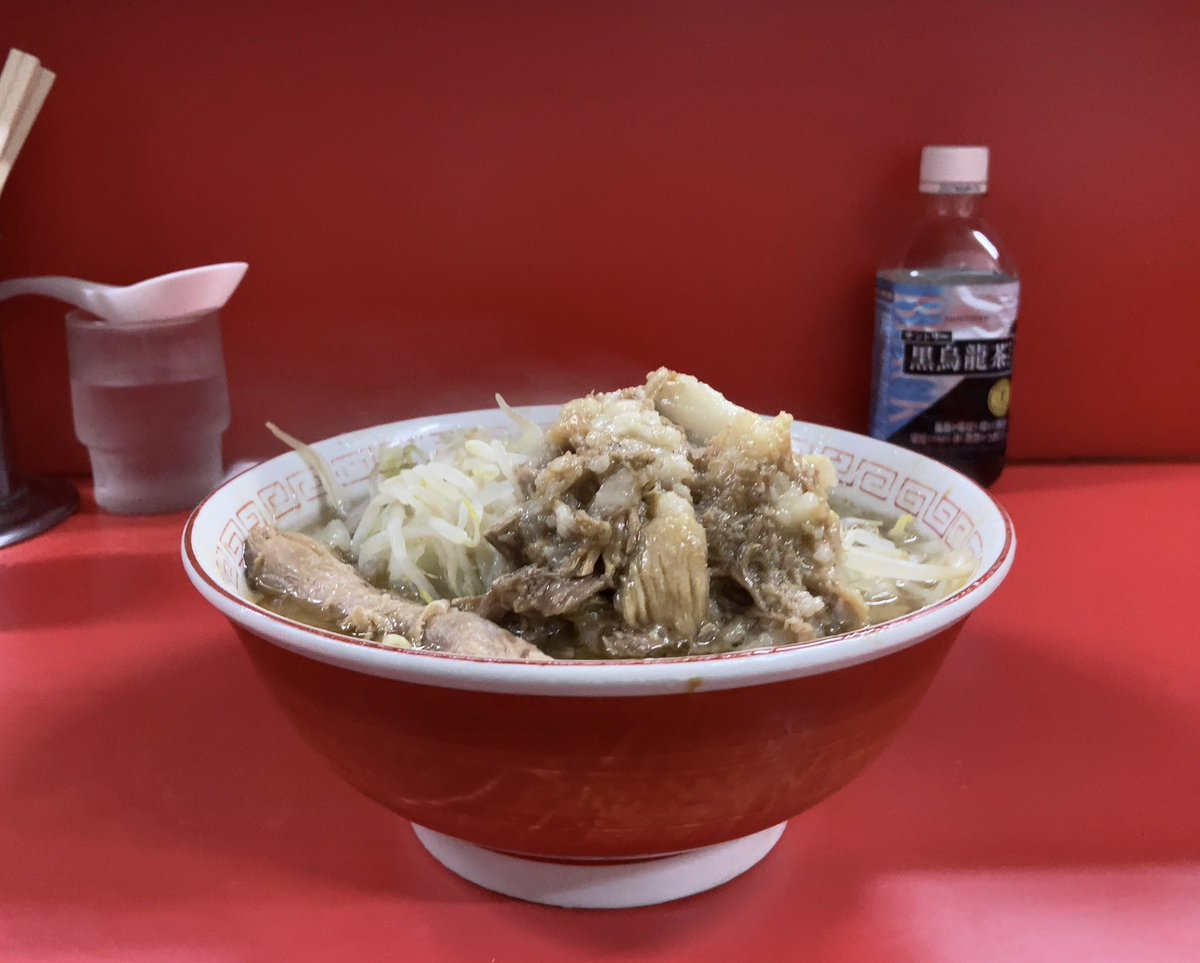 lunch_yuki's tweet photo. ラーメン二郎 松戸駅前店Ⅲ
豚1枚 麺1/5
ヤサイ少なめアブラ

豚の量が多かった。最高。 https://t.co/Gvxwi5arly