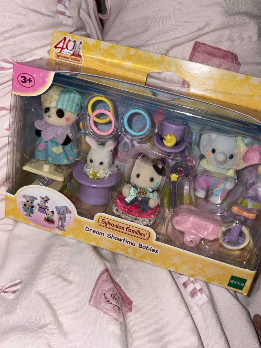 godmitzu's tweet photo. Chaeyoung showing off her Sylvanian Families set https://t.co/Ymqodn5lIr