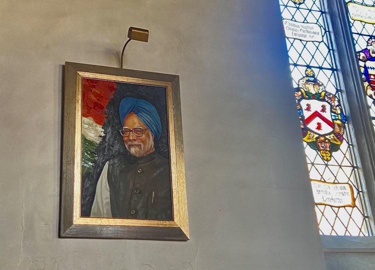 Gabbar0099's tweet photo. Dr. Manmohan Singh’s portrait at Cambridge University 🔥

India had highly educated Prime Ministers before 2014. https://t.co/oh5H07Fa2B